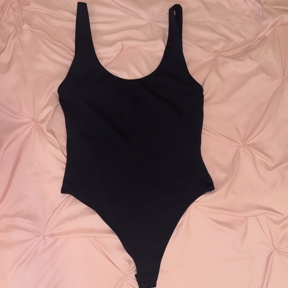 Aritzia Babaton Contour Scoopneck Bodysuit Size Medium